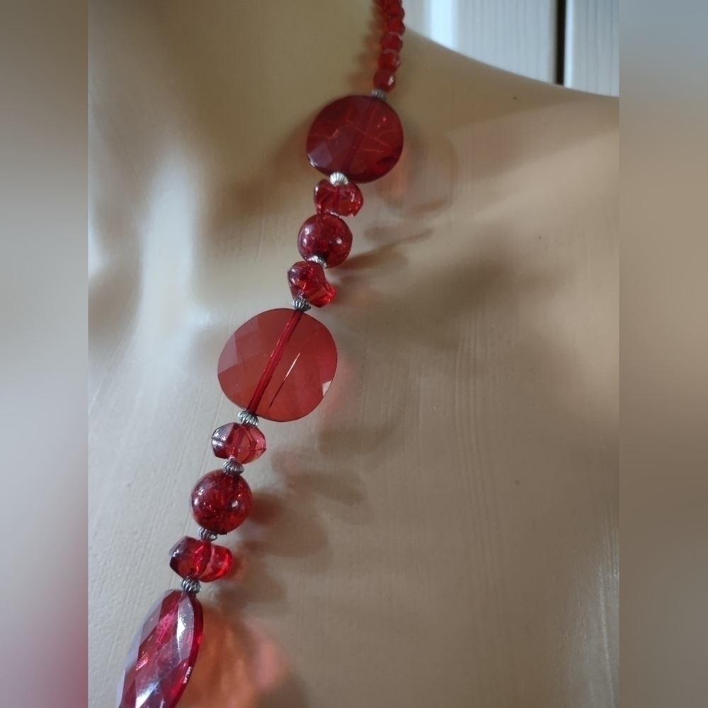 Red women's unbranded fashion necklace - Picture 4 of 4